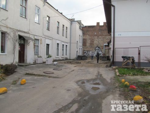 В центре Бреста жильцы и частная фирма не могут прийти к согласию по поводу благоустройства двора