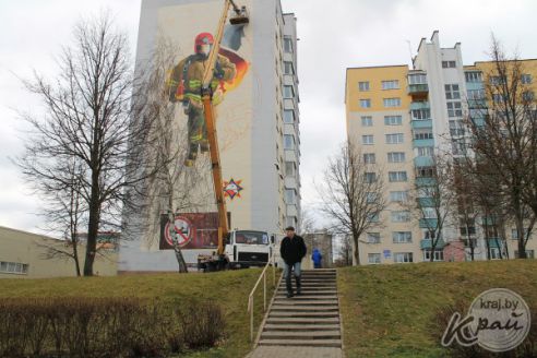 «Нужно больше граффити со смыслом». Что думают молодечненцы об изображении спасателя на девятиэтажке (опрос)