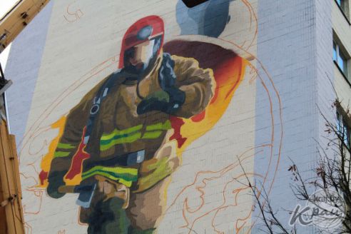 «Нужно больше граффити со смыслом». Что думают молодечненцы об изображении спасателя на девятиэтажке (опрос)