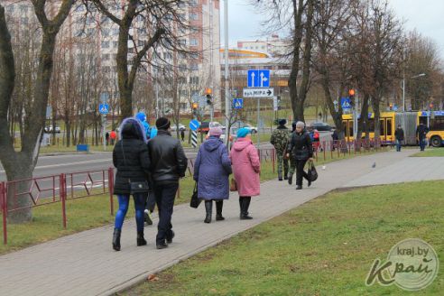 «Нужно больше граффити со смыслом». Что думают молодечненцы об изображении спасателя на девятиэтажке (опрос)