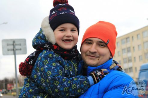 «Нужно больше граффити со смыслом». Что думают молодечненцы об изображении спасателя на девятиэтажке (опрос)