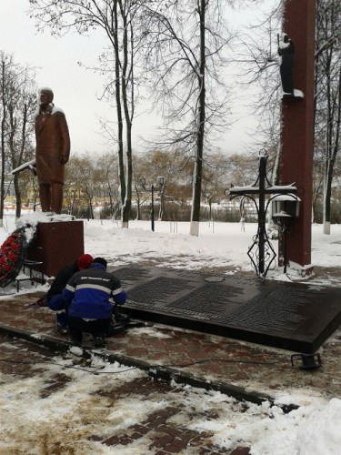 Фотофакт: В парке Победы Глубокого установили новую плиту с именами погибших в Великую Отечественную войну Фотофакт: В парке Победы Глубокого установили новую плиту с именами погибших в Великую Отечественную войну