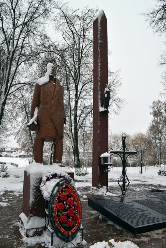 Фотофакт: В парке Победы Глубокого установили новую плиту с именами погибших в Великую Отечественную войну Фотофакт: В парке Победы Глубокого установили новую плиту с именами погибших в Великую Отечественную войну