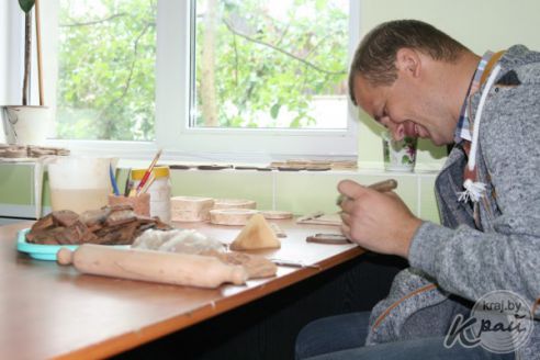 «Чаще говорим «люблю». Как вилейчанин с парализованной рукой делает сувениры, а его дочь с ДЦП «строит» всю семью (фото)