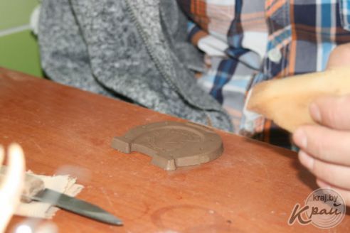 «Чаще говорим «люблю». Как вилейчанин с парализованной рукой делает сувениры, а его дочь с ДЦП «строит» всю семью (фото)