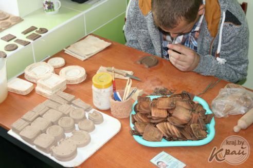 «Чаще говорим «люблю». Как вилейчанин с парализованной рукой делает сувениры, а его дочь с ДЦП «строит» всю семью (фото)