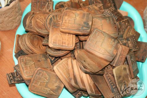 «Чаще говорим «люблю». Как вилейчанин с парализованной рукой делает сувениры, а его дочь с ДЦП «строит» всю семью (фото)