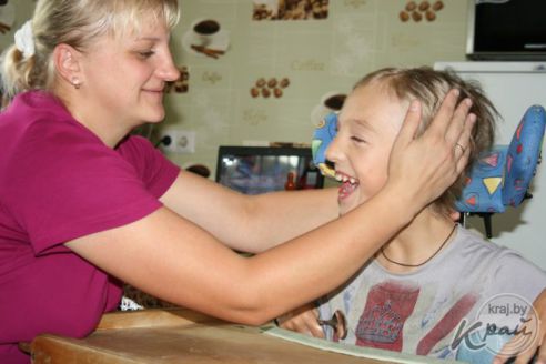 «Чаще говорим «люблю». Как вилейчанин с парализованной рукой делает сувениры, а его дочь с ДЦП «строит» всю семью (фото)