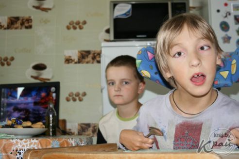 «Чаще говорим «люблю». Как вилейчанин с парализованной рукой делает сувениры, а его дочь с ДЦП «строит» всю семью (фото)