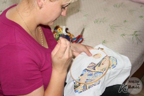 «Чаще говорим «люблю». Как вилейчанин с парализованной рукой делает сувениры, а его дочь с ДЦП «строит» всю семью (фото)