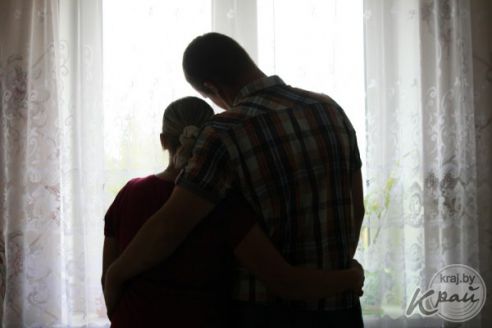 «Чаще говорим «люблю». Как вилейчанин с парализованной рукой делает сувениры, а его дочь с ДЦП «строит» всю семью (фото)