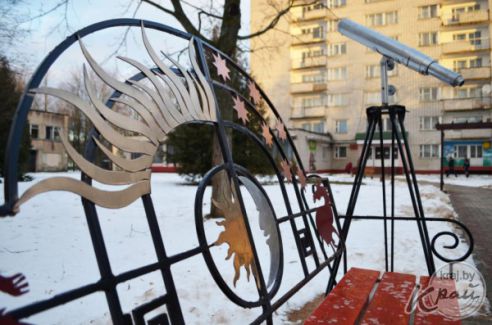 Астрономическую скамейку с рабочим телескопом установили в Вилейке 4 декабря (фото)