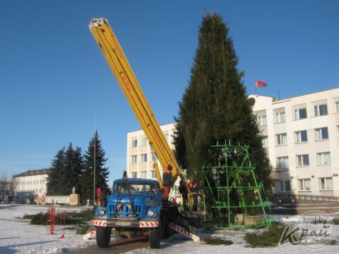 В Сморгони начали устанавливать 18-метровую новогоднюю ель