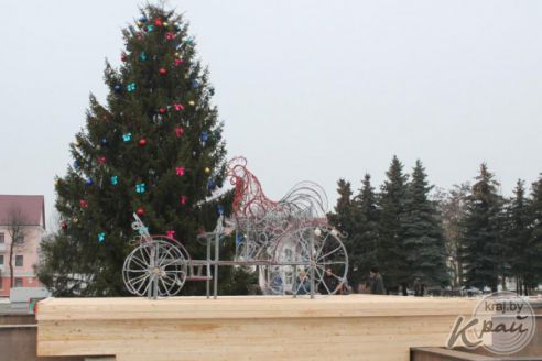 На Центральной площади Вилейки посадили петуха в карету (фото)