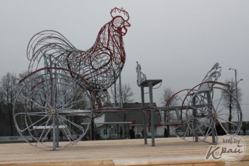 На Центральной площади Вилейки посадили петуха в карету (фото)