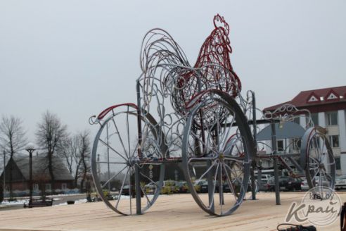 На Центральной площади Вилейки посадили петуха в карету (фото)