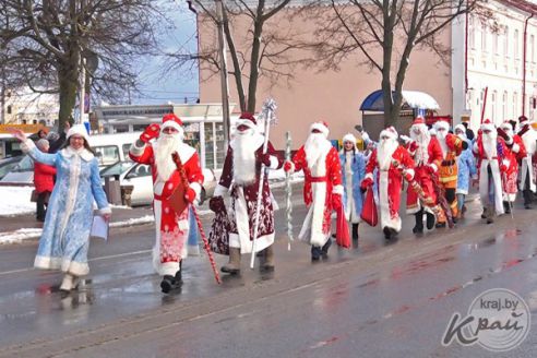 Фото- и видеорепортаж: Слет Дедов Морозов и Снегурочек в Глубоком