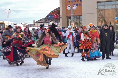 Фото- и видеорепортаж: Слет Дедов Морозов и Снегурочек в Глубоком