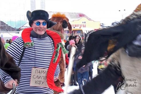 Фото- и видеорепортаж: Слет Дедов Морозов и Снегурочек в Глубоком