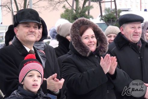 Фото- и видеорепортаж: Слет Дедов Морозов и Снегурочек в Глубоком