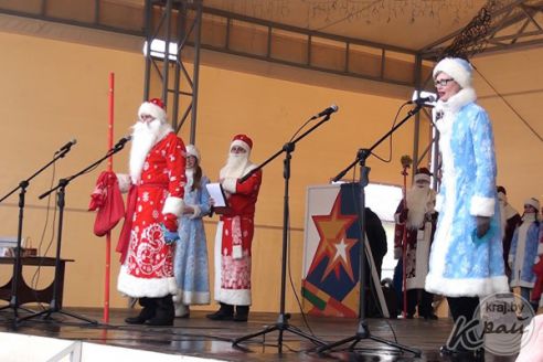 Фото- и видеорепортаж: Слет Дедов Морозов и Снегурочек в Глубоком