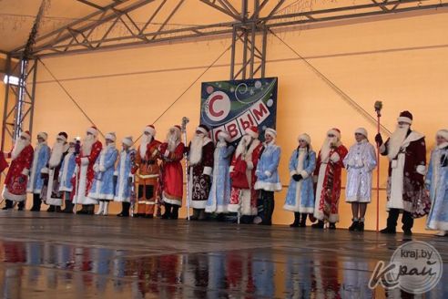 Фото- и видеорепортаж: Слет Дедов Морозов и Снегурочек в Глубоком