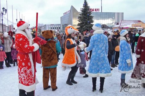 Фото- и видеорепортаж: Слет Дедов Морозов и Снегурочек в Глубоком