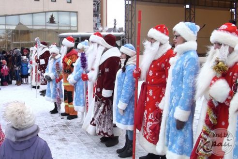 Фото- и видеорепортаж: Слет Дедов Морозов и Снегурочек в Глубоком