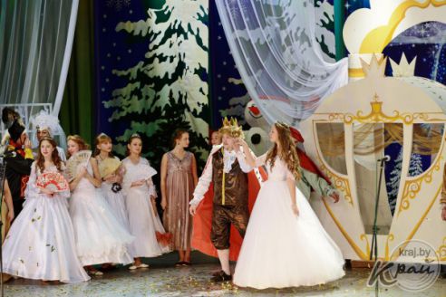 Лазерное шоу, брейк-данс и карате. В Поставах с аншлагом прошел городской мюзикл «Золушка» (фото)