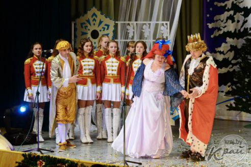 Лазерное шоу, брейк-данс и карате. В Поставах с аншлагом прошел городской мюзикл «Золушка» (фото)