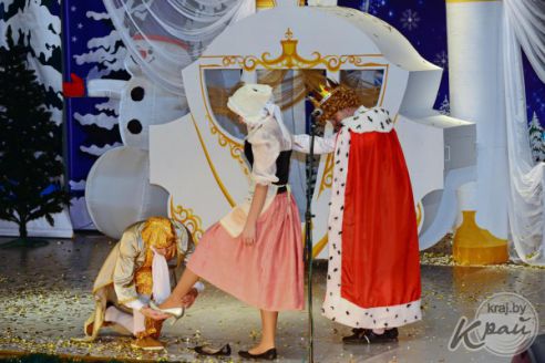 Лазерное шоу, брейк-данс и карате. В Поставах с аншлагом прошел городской мюзикл «Золушка» (фото)