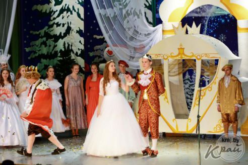 Лазерное шоу, брейк-данс и карате. В Поставах с аншлагом прошел городской мюзикл «Золушка» (фото)