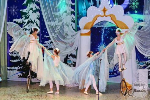 Лазерное шоу, брейк-данс и карате. В Поставах с аншлагом прошел городской мюзикл «Золушка» (фото)