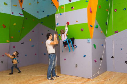 Как, вися на веревке, поменять окна на 18 этаже и снять котенка с дерева. И чему еще научился бывший учитель из Докшиц