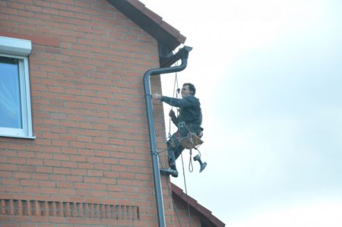 Как, вися на веревке, поменять окна на 18 этаже и снять котенка с дерева. И чему еще научился бывший учитель из Докшиц