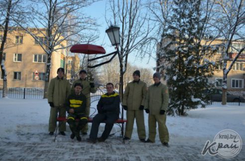 Скамейку с фонарем-джентльменом установили в Вилейке 18 января (фото)