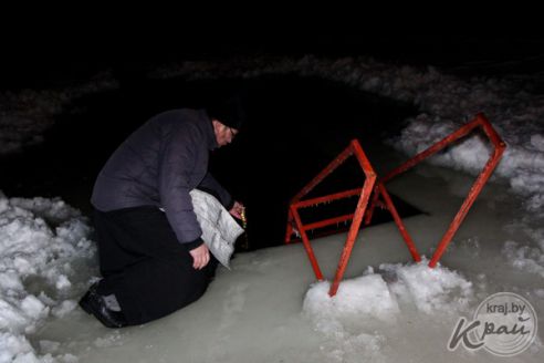 Молодечненцы на Крещение окунались в прорубь вместе с детьми (фото)