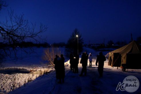 Молодечненцы на Крещение окунались в прорубь вместе с детьми (фото)