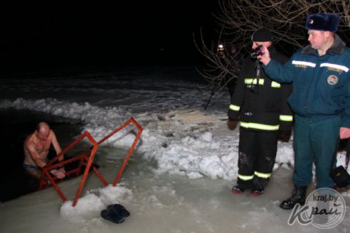 Молодечненцы на Крещение окунались в прорубь вместе с детьми (фото)