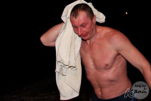 Молодечненцы на Крещение окунались в прорубь вместе с детьми (фото)