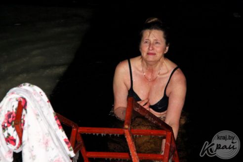 Молодечненцы на Крещение окунались в прорубь вместе с детьми (фото)