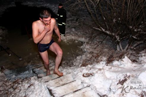 Молодечненцы на Крещение окунались в прорубь вместе с детьми (фото)