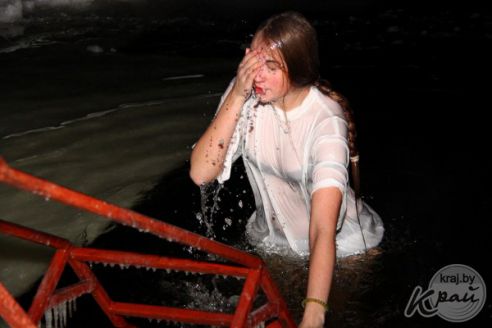 Молодечненцы на Крещение окунались в прорубь вместе с детьми (фото)
