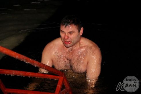 Молодечненцы на Крещение окунались в прорубь вместе с детьми (фото)