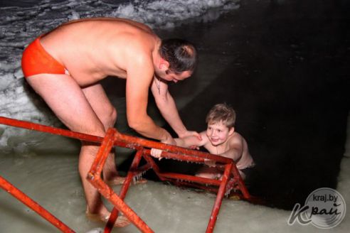 Молодечненцы на Крещение окунались в прорубь вместе с детьми (фото)