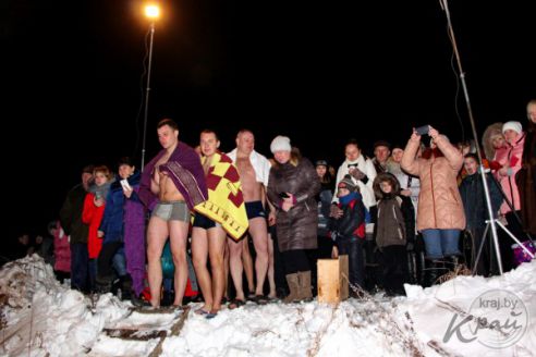 Молодечненцы на Крещение окунались в прорубь вместе с детьми (фото)