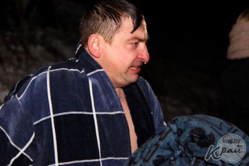 Молодечненцы на Крещение окунались в прорубь вместе с детьми (фото)