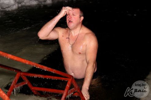 Молодечненцы на Крещение окунались в прорубь вместе с детьми (фото)