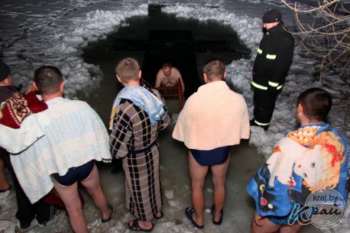Молодечненцы на Крещение окунались в прорубь вместе с детьми (фото)