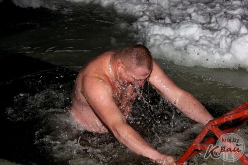 Молодечненцы на Крещение окунались в прорубь вместе с детьми (фото)